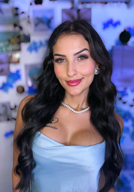 Pérolas + azul sereno. Qual look vocês preferem?